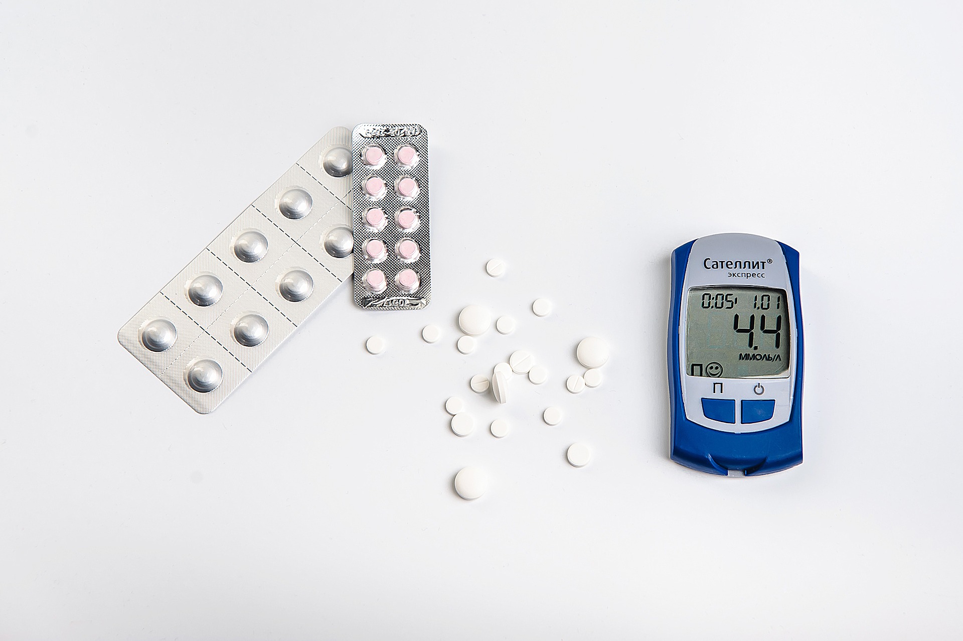 血糖値測定器と薬の画像