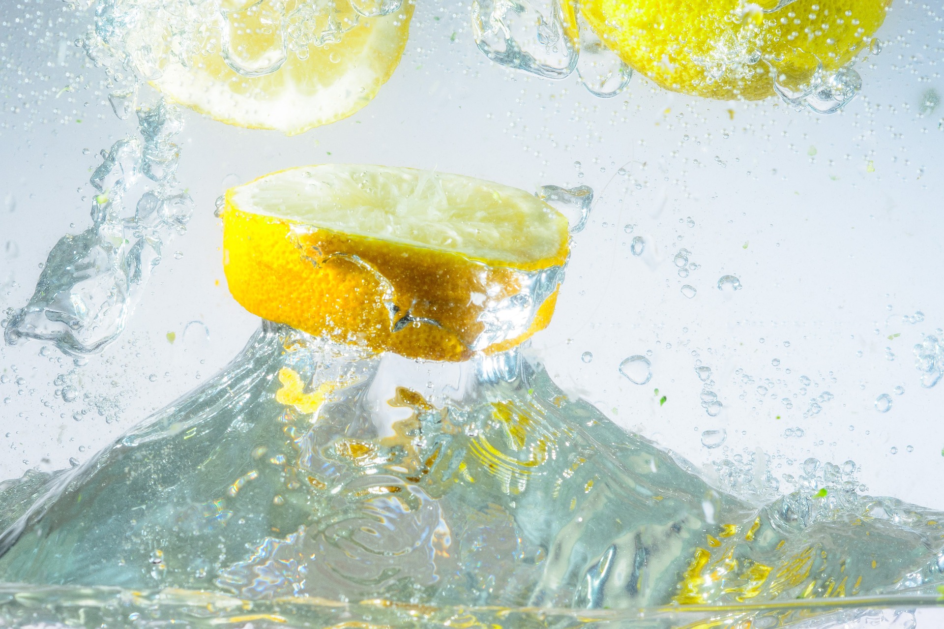水とレモンの画像