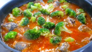 サバ缶とブロッコリーのトマト煮込み