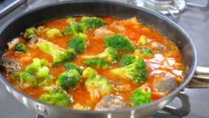 サバ缶とブロッコリーのトマト煮込み