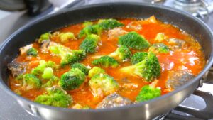 サバ缶とブロッコリーのトマト煮込み