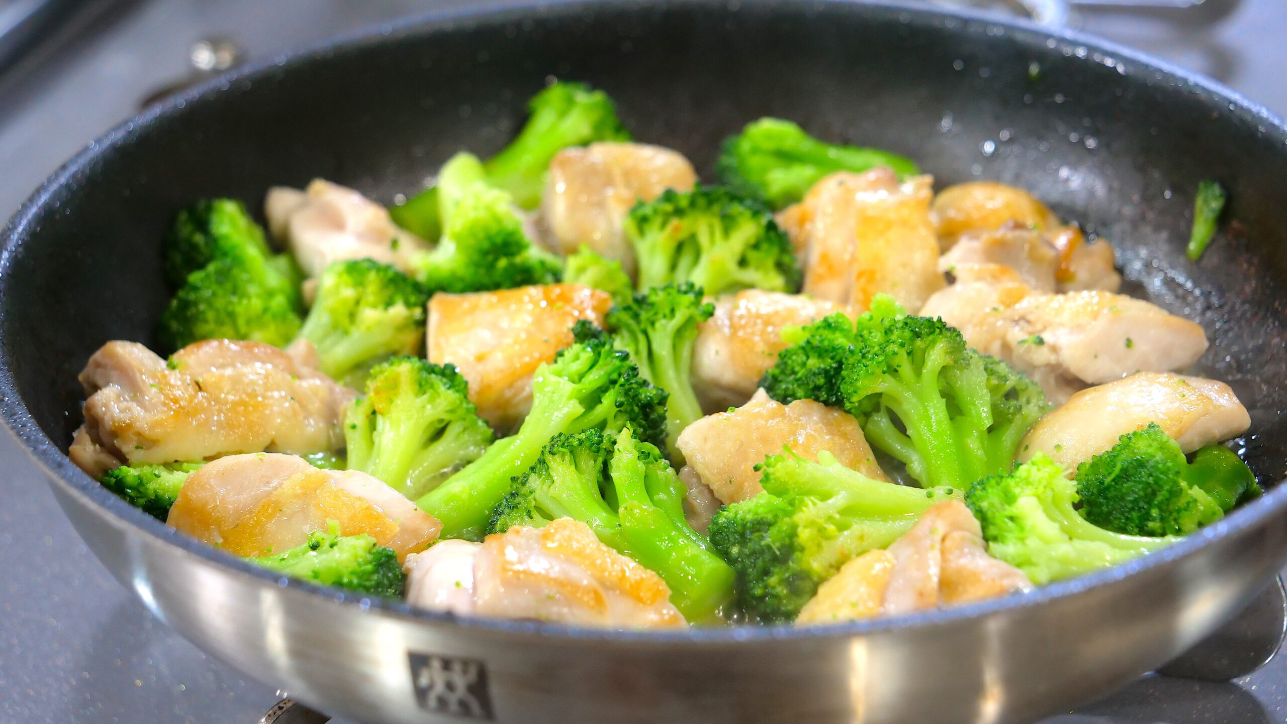 鶏肉とブロッコリーの旨塩炒め